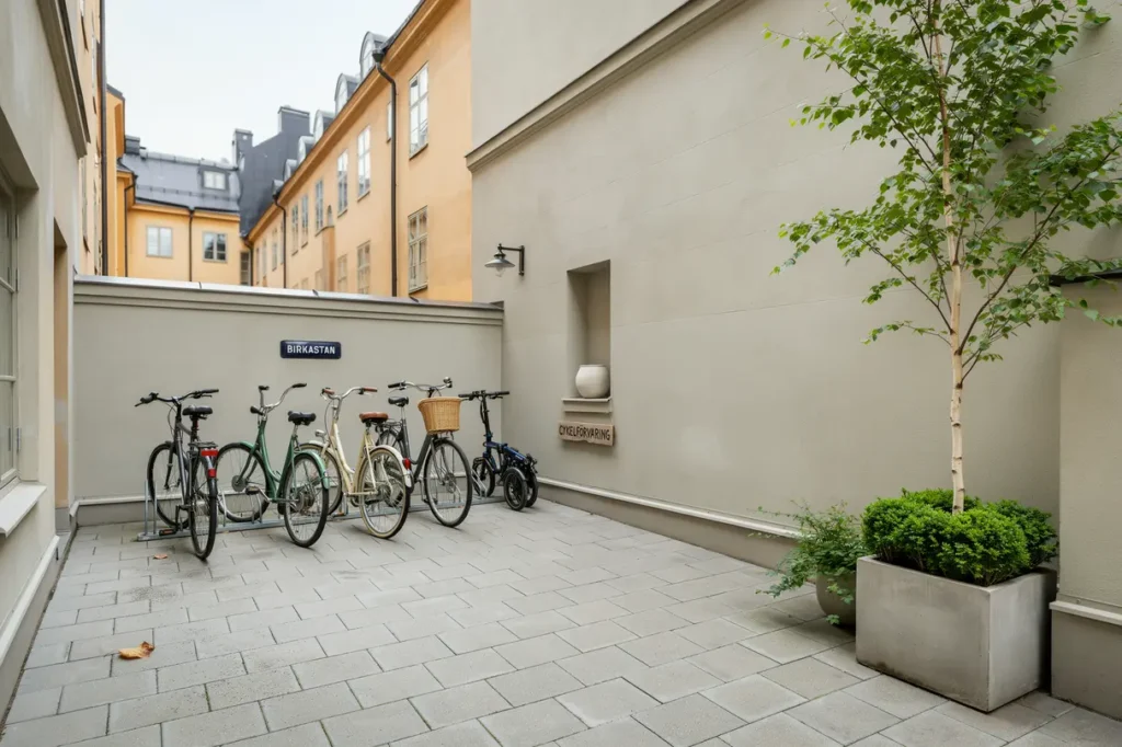 renovering av innerg rdsmur och cykelf rr d i birkastan